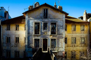 Güzel manzara. Güneşli bir günde terk edilmiş eski bir evi görmek. Sintra, Portekiz 