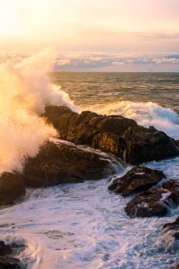 Deniz manzarası. Atlantik Okyanusu bir kayaya günbatımında çökmesini dalgaları. Portuga