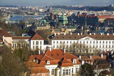 Şehir ve şehir sokaklarının manzarası, yukarıdan mimari ve çatı evleri. Prag, Çek Cumhuriyeti