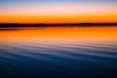 Su üzerinde inanılmaz, parlak gün batımı. Deniz Minsk, Beyaz Rusya