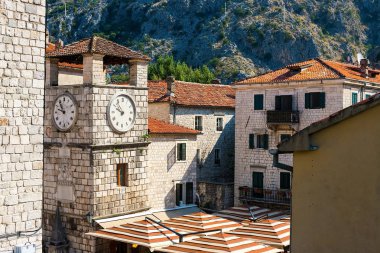 Kotor, Karadağ otantik tarihi kent dağlar arka plan üzerinde rooftops üzerinde göster