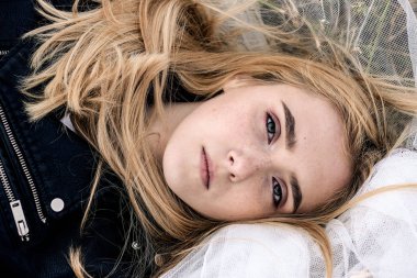 Alanda bir çim yatıyor güzel genç kadın portre