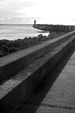 Güzel deniz manzarası. Atlantik Okyanusu ve deniz feneri. Lisbon, Portekiz