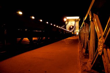 gece şehir, ışıklı köprü, gece şehir ışıkları. Zincir köprü, Budapeşte, Macaristan
