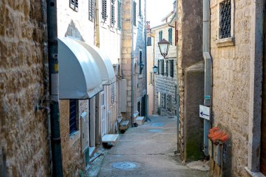 Dar sokak otantik tarihi kent Kotr, Karadağ. Eski evleri ve çok dar sokaklar görüyoruz. Ağustos 2018