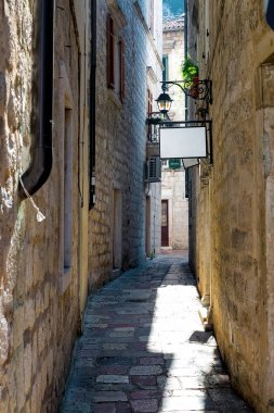 Dar sokak otantik tarihi kent Kotr, Karadağ. Eski evleri ve çok dar sokaklar görüyoruz. Ağustos 2018