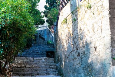 Kotor, Karadağ otantik tarihi kentin bina cephe. Eski taş evleri ve yaşlı bir merdiven görüyoruz