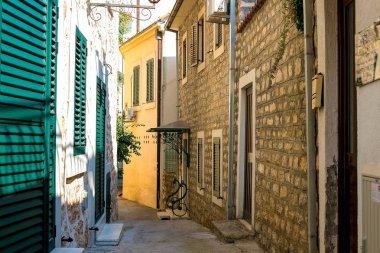 Dar sokak otantik tarihi kent Kotr, Karadağ. Eski evleri ve çok dar sokaklar görüyoruz. Ağustos 2018