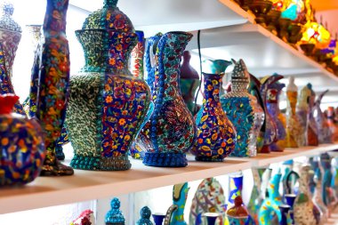 Satılık Türk Seramik çeşitli Hediyelik Dükkanı. Kotor, Karadağ, Ağustos 2018