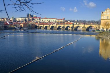 Vltava Nehri ve köprü görünümünü tuttu günbatımı güneş, Prague, Çek Cumhuriyeti