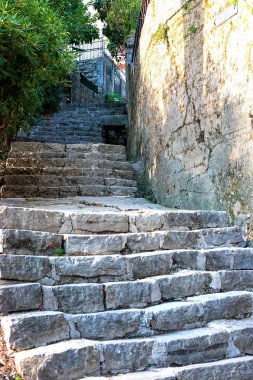 Kotor, Karadağ otantik tarihi kentin bina cephe. Eski taş evleri ve yaşlı bir merdiven görüyoruz