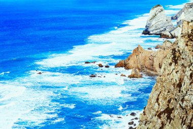 Güzel deniz manzarası. Atlantik Okyanusu rock burunda Sintra görünümünü.