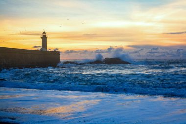 Deniz manzarası. Dalgalar deniz fenerini günbatımında taşlara karşı Atlantik Okyanusu kaza. Lisbon, Portekiz