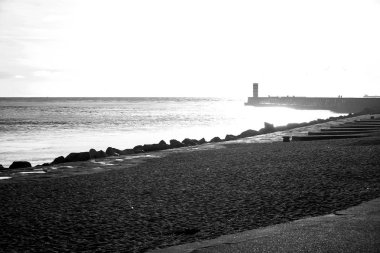 Güzel deniz manzarası. Atlantik Okyanusu ve deniz feneri. Lisbon, Portekiz