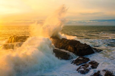 Deniz manzarası. Atlantik Okyanusu bir kayaya günbatımında çökmesini dalgaları. Portuga