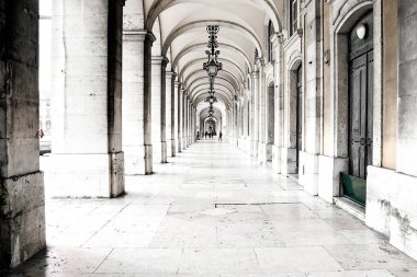 Binanın içindeki kemer kemeri görüntüsü, güneşli bir öğleden sonra, Lizbon, Portekiz