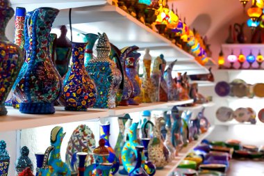 Satılık Türk Seramik çeşitli Hediyelik Dükkanı. Kotor, Karadağ, Ağustos 2018