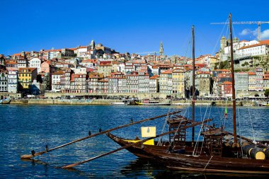 Görünüm tekneler Nehri üzerinde bir şehir arka plan üzerinde