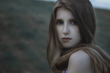 Güzel kendinden emin kız portresi