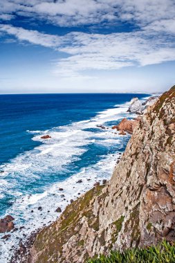 Güzel deniz manzarası. Atlantik Okyanusu rock burunda Sintra görünümünü.