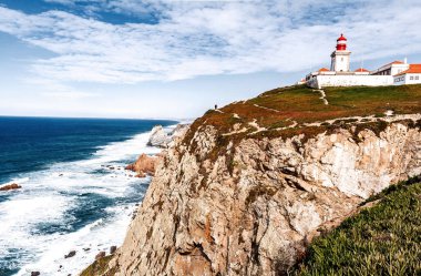 Güzel deniz manzarası. Atlas Okyanusu üzerinde deniz feneri ve iki kişi uçurum, Portekiz mesafe ayakta kaya Cape görüntüleyin. Sintra. Kaya burnu
