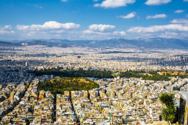 Güzel cityscape, şehir ve deniz manzarasına. Yunanistan, Atina, Akropolis.