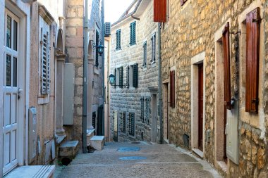 Dar sokak otantik tarihi kent Kotr, Karadağ. Eski evleri ve çok dar sokaklar görüyoruz. Ağustos 2018