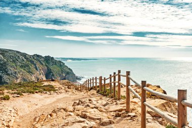 Sıcak renkler, güzel deniz manzarası. Cape Rock, Cape Rock, Sintra, Portekiz Atlantik okyanus manzarası