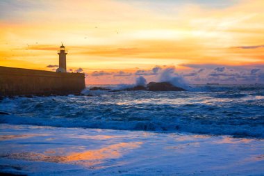 Deniz manzarası. Dalgalar deniz fenerini günbatımında taşlara karşı Atlantik Okyanusu kaza. Lisbon, Portekiz