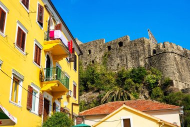 Herceg Novi, Karadağ otantik eski şehir. Alttan palacethe otantik eski şehir Herceg Novi, Karadağ duvarlara görüntüleyin. Sarayın duvarları altından görüntülemek