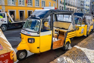 Tuk-tuk, araç hareket Lizbon, Portekiz için. Tuk-tuk şehrin meydanında. Lizbon, Portekiz, Şubat 2018