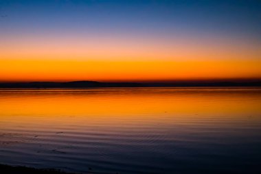 Su üzerinde inanılmaz, parlak gün batımı. Deniz Minsk, Beyaz Rusya