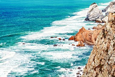 Güzel deniz manzarası. Atlantik Okyanusu rock burunda Sintra görünümünü.