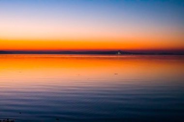 Su üzerinde inanılmaz, parlak gün batımı. Deniz Minsk, Beyaz Rusya