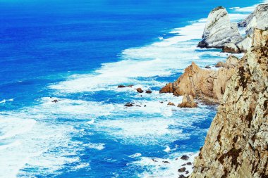 Güzel deniz manzarası. Atlantik Okyanusu rock burunda Sintra görünümünü.