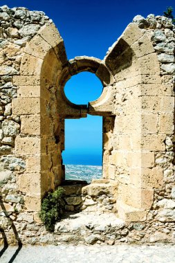 Bir dağ Vadisi ve gökyüzü ve kıyı şeridi, castle St. Hilarion, Kuzey Kıbrıs Türk Cumhuriyeti, St. Hilarion'ın Kalesi, Türkiye penceresinden görünümü 