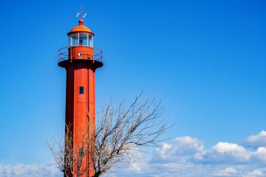 Parlak gün manzara. Kırmızı feneri gökyüzüne karşı. Lisbon, Portekiz