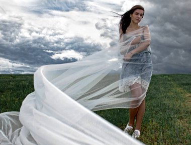 Sahada hafif bir bez ile bir kız portresi