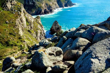 Güzel deniz manzarası. Kaya pelerininden Atlantik Okyanusu manzarası. Sintra. Kaya pelerini. Lizbon. Portekiz 