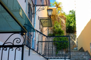 Kotor, Karadağ otantik tarihi kentin bina cephe. Eski taş evleri ve yaşlı bir merdiven görüyoruz