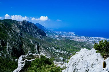 Manzara. Dağın tepesinden Kuzey Kıbrıs kıyılarına ve St. Hilarion Kalesi 'nin duvarına bakın. Kıbrıs, St. Hilarion Şatosu 