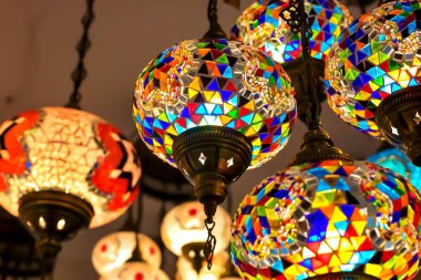 Çeşitli Türk lambaları satan bir hediyelik eşya dükkanı. Arka plan bulanık, odak dışı. Kotor, Karadağ