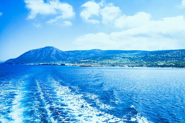 Vackert Landskap Gjort Yacht Öppnar Utsikt Över Berget Från Havet — Stockfoto