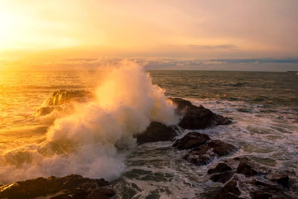 Deniz manzarası. Atlantik Okyanusu bir kayaya günbatımında çökmesini dalgaları. Portuga