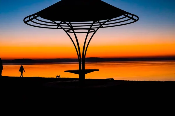 Increíble Brillante Puesta Sol Sobre Agua Sobre Fondo Cual Silueta —  Fotos de Stock