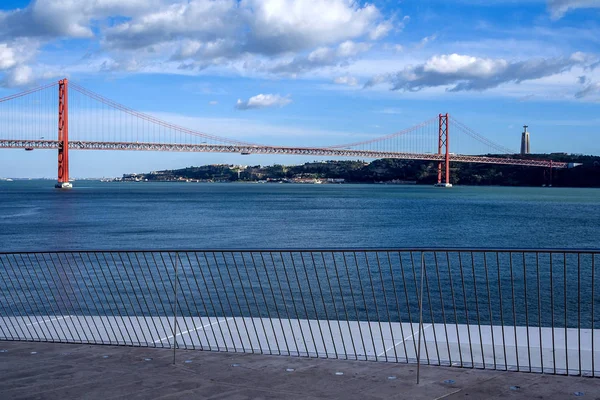 Апреля Мост Через Реку Тагус Соединяющий Алмаду Лиссабон Португалии — стоковое фото