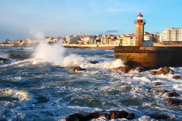 Seelandschaft Die Wellen Des Atlantiks Krachen Bei Sonnenuntergang Leuchtturm Gegen — Stockfoto