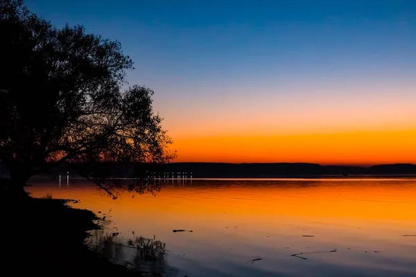Su üzerinde inanılmaz, parlak gün batımı. Deniz Minsk, Beyaz Rusya