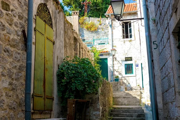 Rua Sinuosa Autêntica Cidade Velha Herceg Novi Montenegro — Fotografia de Stock