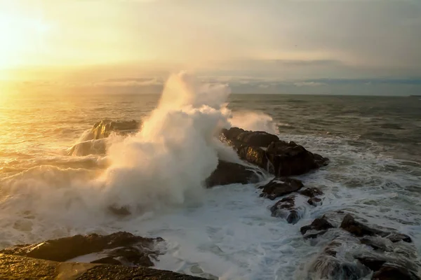 Sjøkappe Bølger Fra Atlanterhavet Som Styrter Mot Stein Ved Solnedgang – stockfoto